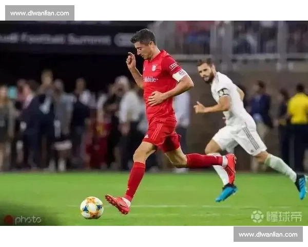 迟暮绿茵：当白发与足球相遇时的倔强与温柔